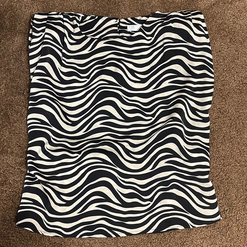 Q2 padded shoulder zebra tank sz small